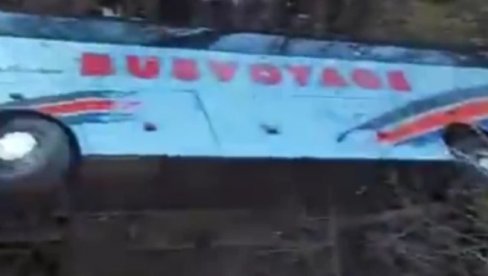 AUTOBUS PUN STUDENATA SLETEO U PROVALIJU: Najmanje 17 ljudi povređeno zbog nesreće u blizini manastira (VIDEO) AUTOBUS PUN STUDENATA SLETEO U PROVALIJU: Najmanje 17 ljudi povređeno zbog nesreće u blizini manastira (VIDEO)