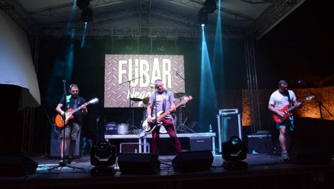 РОКЕНРОЛ ПОНОВО ЖИВИ НА ДУНАВУ: Музика без граница у Кладову