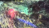 СА ШТИМЦЕМ НА ЧЕЛУ БЛОКАДЕРИ ИЗАЗВАЛИ ТОТАЛНИ ХАОС ИСПРЕД СКУПШТИНЕ: Хтели да спале живе људе бакљама и покушали упад у Ћациленд (ВИДЕО)