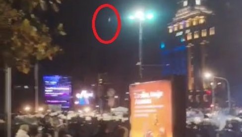 НАСТАВЉА СЕ НАСИЉЕ БЛОКАДЕРА: Стакленим флашама гађају Ћациленд НАСТАВЉА СЕ НАСИЉЕ БЛОКАДЕРА: Стакленим флашама гађају Ћациленд