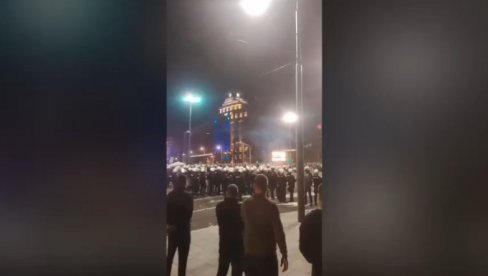 NOVI SNIMCI: Blokaderi ne prestaju sa napadom na Ćacilend (VIDEO) NOVI SNIMCI: Blokaderi ne prestaju sa napadom na Ćacilend (VIDEO)