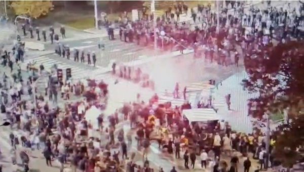 НОВИ ДОКАЗИ ДИВЉАЊА БЛОКАДЕРА: Напад пиротехником на Ћациленд (ВИДЕО)