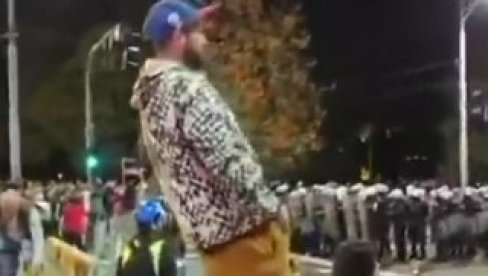 ИНТЕЛЕКТУАЛНА ЕЛИТА: Блокадери скидају панталоне у центру Београда и машу својим полним органима (ВИДЕО)