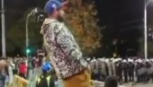 STEŽE SE OBRUČ OKO ZGUBIDANA: Policija uhapsila blokadera koji je mahao polnim organom u centru Beograda