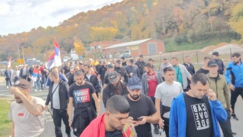 VIJORI SE SRPSKA TROBOJKA UZ PESMU “LAZARICA”: Pešaci sa Kosova i Metohije nastavljaju ka Novom Sadu (VIDEO)