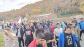 ВИЈОРИ СЕ СРПСКА ТРОБОЈКА УЗ ПЕСМУ “ЛАЗАРИЦА”: Пешаци са Косова и Метохије настављају ка Новом Саду (ВИДЕО)