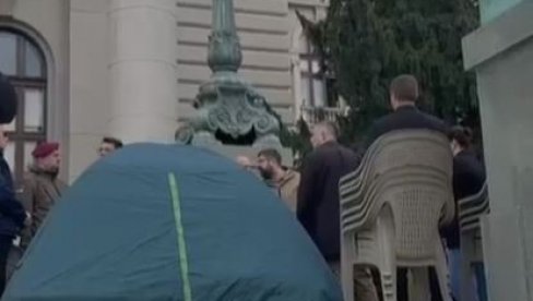 VREĐALI MRDIĆA, PSOVALI MU MAJKU: ZLF napao narodnog poslanika koji štrajkuje glađu (VIDEO)