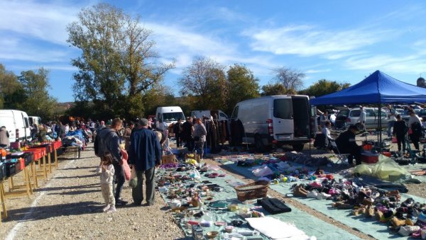 МИХОЉСКО ЛЕТО ОЖИВЕЛО БУВЉАК У ПОЖАРЕВЦУ, ПА ЈЕ СВАКА РОБА ПОНОВО МОГЛА ДА НАЂЕ СВОГ КУПЦА   Од нових казана до - бајатог хлеба