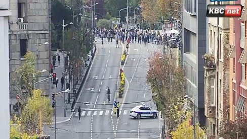 БЛОКАДЕРИ ПОНОВО МАЛТРЕТИРАЈУ БЕОГРАЂАНЕ: Саобраћај заустављен у Таковској улици