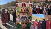 IKONA SVETOG STARCA GAVRILA GRUZIJSKOG SA DELOM NJEGOVIH MOŠTIJU DOČEKANA U TUMANAMA: Veliki broj vernika došlo da se pokloni svetinji (FOTO)
