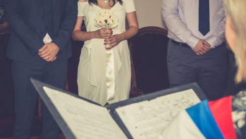 ОПШТА ТУЧА НА СВАДБИ У ЛЕСКОВУЦИ: Млада на венчању задржала своје ПРЕЗИМЕ, свекар је опсовао - уследио ХАОС