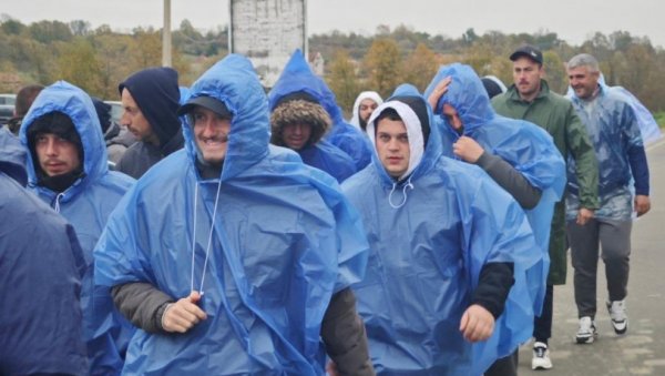 ПЕШАЧЕ СА ОСМЕСИМА УПРКОС КИШИ И ВЕТРУ: Срби са КиМ настављају свој пут ка Новом Саду (ФОТО)