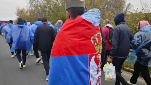 SA PONOSOM NOSI ŠAJKAČU I SRPSKU TROBOJKU: Momak iz Ivanjice na najlepši mogući način pružio podršku Srbima sa KiM (FOTO)