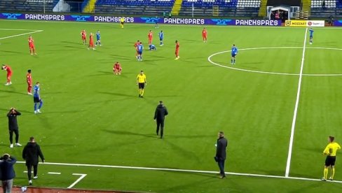 НАЈТУЖНИЈЕ СЦЕНЕ СРПСКОГ ФУДБАЛА: Играчи оба клуба остали у шоку када је током меча умро тренер Радничког (ФОТО)