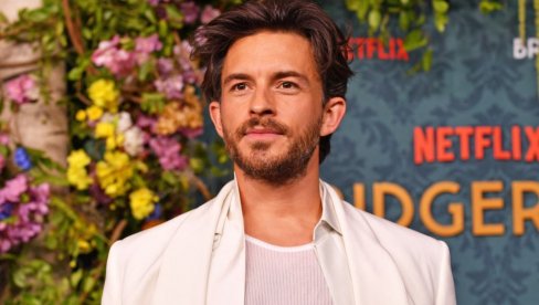 ОН ЈЕ НАЈСЕКСИПИЛНИЈИ МУШКАРАЦ ЗА 2025. ГОДИНУ: Глумац за којим жене луде понео ласкаву титулу (ФОТО)