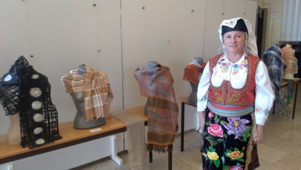 ИЗЛОЖБА ШАЛОВА: „Разиграни дух“ Тање Милановић