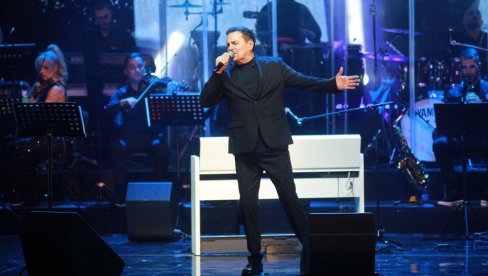 SPOT SNIMAO NA KONCERTU: Dragan Kojić Keba u neočekivanom izdanju sa maskama (FOTO)