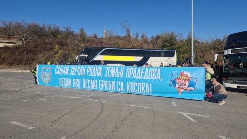 SANJAM ZVEČAN RODNI, ZEMLJU PRADEDOVA... Novosađani krenuli u Beograd da dočekaju braću sa Kosova i Metohije (FOTO)