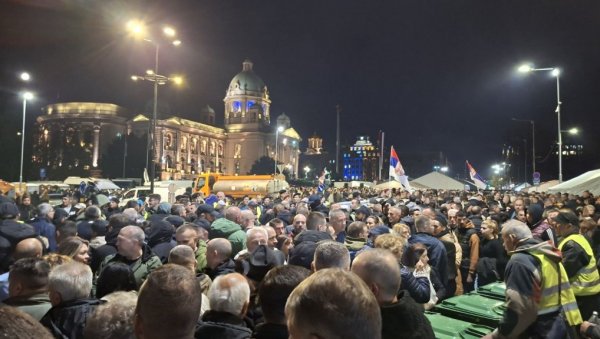 (УЖИВО) СРБИ СА КОСМЕТА СТИГЛИ У БЕОГРАД: Све спремно за дочек испред Народне Скупштине (ФОТО/ВИДЕО)