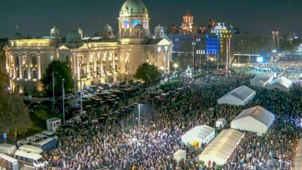 (УЖИВО) СРБИ СА КиМ ИСПРЕД СКУПШТИНЕ! Дочекало их скоро 50.000 грађана - величанствени призори (ФОТО/ВИДЕО))