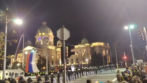 БРУКА: Блокадери звиждали химни Србије (ВИДЕО)