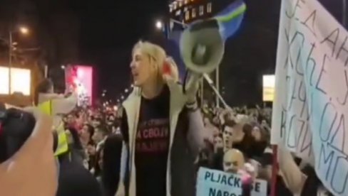 A, SMETA IM VIDOVDAN: Dijana Hrka predvodi skandiranje puši k*, Aco Šiptare (VIDEO)