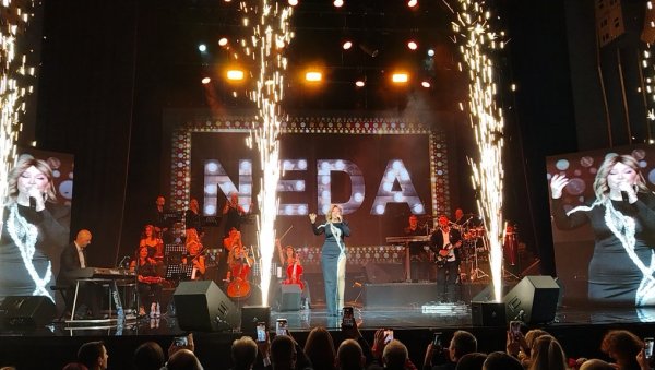 САМО ЈЕ НЕБО ИЗНАД НАС: Неда Украден засијала у пуном сјају на солистичком концерту у Београду (ФОТО)