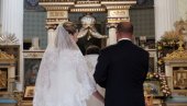 U OVIM SLUČAJEVIMA CRKVA NE DOZVOLJAVA VENČANJE Evo koja razlika u godinama je u pitanju: On na izmaku, ti u punoj snazi...