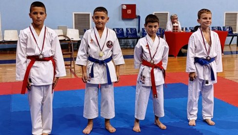 SREBRO I BRONZA VREDNI KAO ZLATO:  Veliki uspeh najmlađih karatista paraćinske „Crnice“