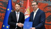 MOJE SRCE I GLAVA MI NE DAJU DA LAŽEM Vučić sa Bekeratom: Predsednik Srbije i ambasador EU obraćaju se javnosti (VIDEO)