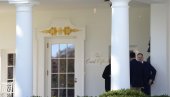 СВИ ГЛЕДАЈУ ДЕТАЉ НА БЕЛОЈ КУЋИ: Трамп изненадио новим потезом (ФОТО)