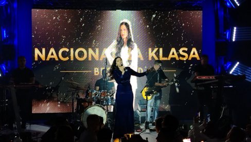 NAJVAŽNIJI SU MI SPOKOJ I MIR: Tanja Savić o regionalnoj turneji, diskografskim novitetima, porodici (FOTO)