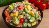 САЛАТА ОД ПОВРЋА И ЈАЈА: Нестаје са стола за неколико минута - Ваш нови омиљени рецепт!