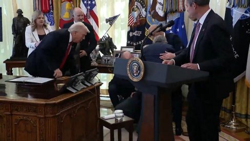 INCIDENT U BELOJ KUĆI: Direktor farmaceutske kompanije se onesvestio pred Trampom - pričali o lekovima za mršavljenje (VIDEO)