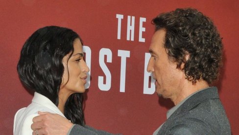 ХОЛИВУДСКИ МИЉЕНИК ПОКАЗАО ТЕЛО У ШЕСТОЈ ДЕЦЕНИЈИ: Јавна честитка његове жене срушила Интернет! (ФОТО)