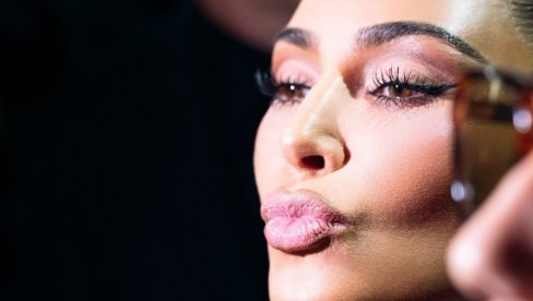 KIM KARDAŠIJAN SE NAPOKON OBUKLA KAO IKONA STILA: Teško nam je da priznamo ali izgleda opasno dobro! (FOTO)