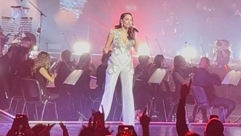 ZAHVALILA SE I ZAPALILA MASU: Emina Jahović održala veliki koncert, a na početku večeri se emotivno obratila publici (FOTO)