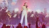 ЗАХВАЛИЛА СЕ И ЗАПАЛИЛА МАСУ: Емина Јаховић одржала велики концерт, а на почетку вечери се емотивно обратила публици (ФОТО)