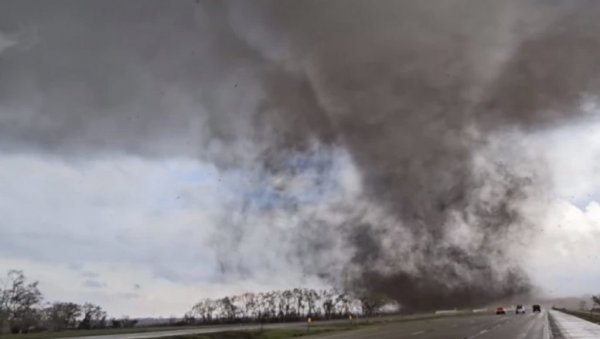 ЈЕЗИВЕ СЦЕНЕ ПРЕПЛАВИЛЕ ИНТЕРНЕТ: Удари ветра од 250 км/х односе животе, више од стотину људи повређено (ВИДЕО)