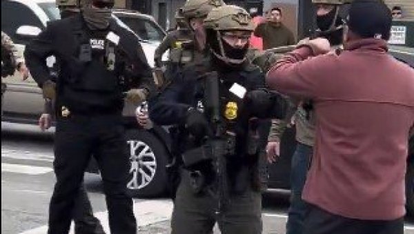 ХАОС НА УЛИЦАМА ЧИКАГА: Пуцано на федералне агенте, грађани напали возила, а нападач у бекству (ВИДЕО)