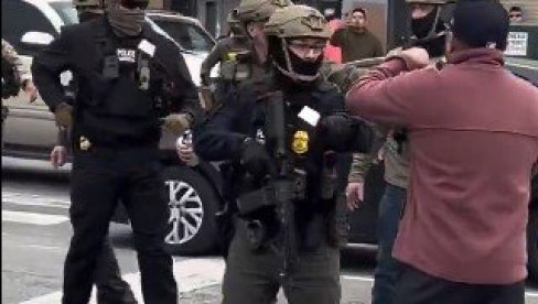 ХАОС НА УЛИЦАМА ЧИКАГА: Пуцано на федералне агенте, грађани напали возила, а нападач у бекству (ВИДЕО)