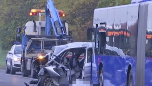 PRVE SLIKE SA MESTA JEZIVE NESREĆE KOD UMKE: Auto smrskan do neprepoznatljivosti, jedna osoba stradala