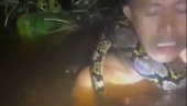 СТРАВИЧАН СНИМАК: Питон од шест метара му се обмотао око врата - повукао га у воду са чамца (ВИДЕО)