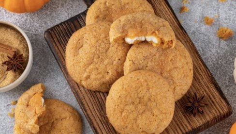 САВРШЕНИ ЈЕСЕЊИ КЕКСИЋИ МИРИШУ НА ЉУБАВ: Један састојак мења све, истопите га и додајте у смесу (РЕЦЕПТ)