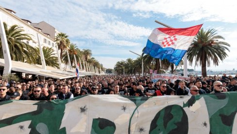 USTAŠKI PIR U SRED PODGORICE: Navijači iz Hrvatske pred policijom veličaju crnokošuljaše  (VIDEO)