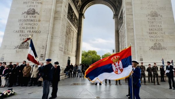 ПОНОСНО ДРЖИ СТЕГ У СПОМЕН СОЛУНЦИМА: Слађана Стаменовић готово сваког дана носи српску заставу код Тријумфалне капије у Паризу
