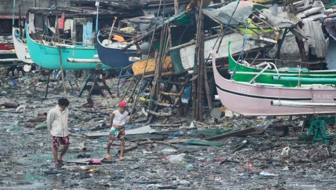 НАЈМАЊЕ ОСАМ ОСОБА ПОГИНУЛО, МЕЂУ ЊИМА ТРОЈЕ ДЕЦЕ: Фунг-вонг уништио Филипине, удари ветра до 230 километара на сат