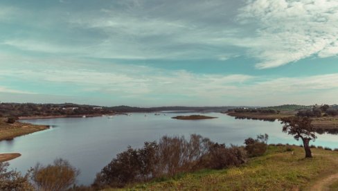 POTOPILI CELO SELO DA BI NAPRAVILI JEZERO - DESILO SE ČUDO: Posle 20 godina crkva iz XV veka još stoji, mesto je procvetalo na višem terenu