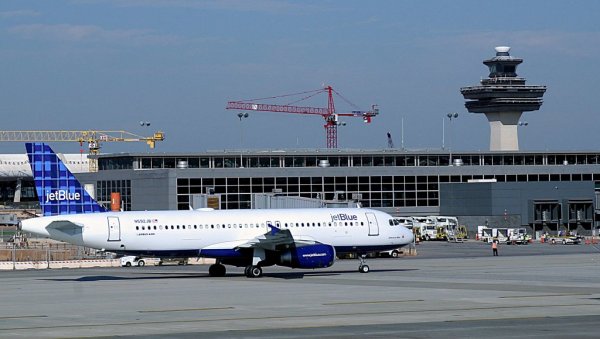 БРОЈЕ СЕ ПОВРЕЂЕНИ НА АЕРОДРОМУ КОД ВАШИНГТОНА: Возило за превоз путника се закуцало у док, настао хаос