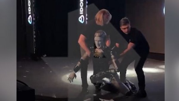 ДИЗАЛИ ГА КАО ПИЈАНЦА: Први руски хуманоидни робот пао током презентације (ВИДЕО)